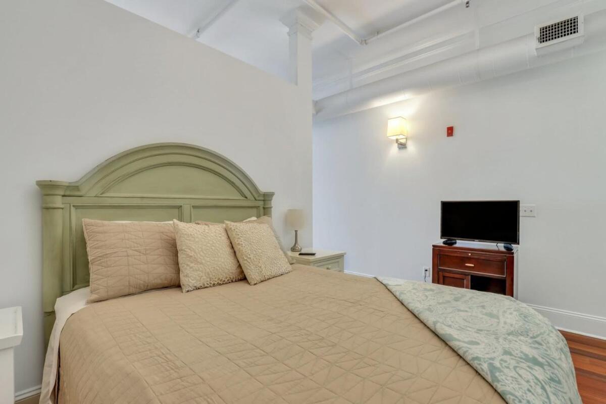 Knockout Loft- Near Plant Riverside Savannah Exterior foto